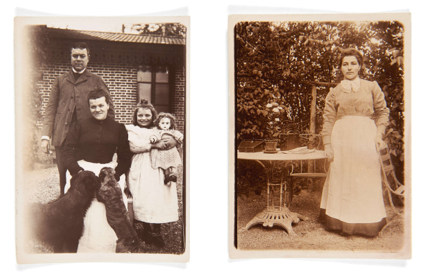 Zwei Schwarz-Weiß-Fotos einer Familie, die mit einem Mann, der einen Hund hält, auf der linken Seite und zwei strahlenden Frauen auf der rechten Seite posiert, vor einem Hintergrund aus Bäumen, einem Haus und einem Tisch mit Gegenständen.