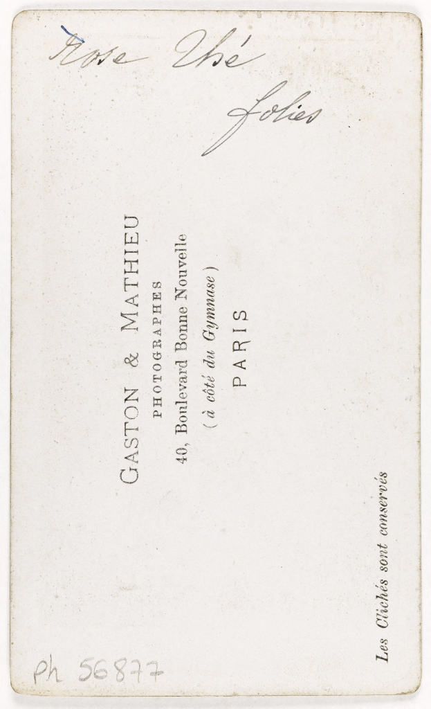 Alte weiße Visitenkarte mit handgeschriebenem Vermerk und Empfängername