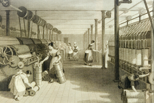 Schwarzes und weißes Foto von Frauen, die Maschinen in einer industriellen Fabrikumgebung bedienen.