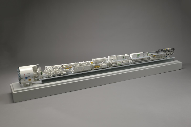 Ein detailliertes Modell eines Wasserstoff-Brennstoffzellensystems, einschließlich eines Kraftstofftanks, eines Filters und eines Injektors, das auf einer weißen Oberfläche dargestellt ist.