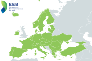 Eine Europa-Karte mit dem Logo des Europäischen Umweltbüros in der linken oberen Ecke, die in verschiedenen Grüntönen schattiert ist.