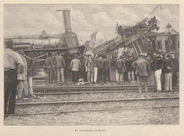 Gruppe von Menschen in der Nähe eines Zuges, der in ein Gebäude gekracht ist, mit Bahnschienen im Vordergrund und Himmel im Hintergrund; Text unten im Bild.