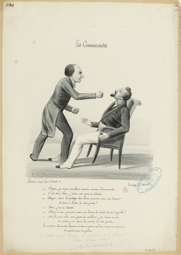 Zwei Männer in einer formellen Umgebung, einer sitzt in einem Stuhl und der andere steht, in einer hitzigen Diskussion über textbedecktes Papier.