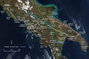 Eine Karte von Italien mit einer blauen Linie, die eine kreisförmige Zugroute von Rom nach Rom anzeigt, einschließlich beschrifteter Städte und Ortschaften entlang des Weges.