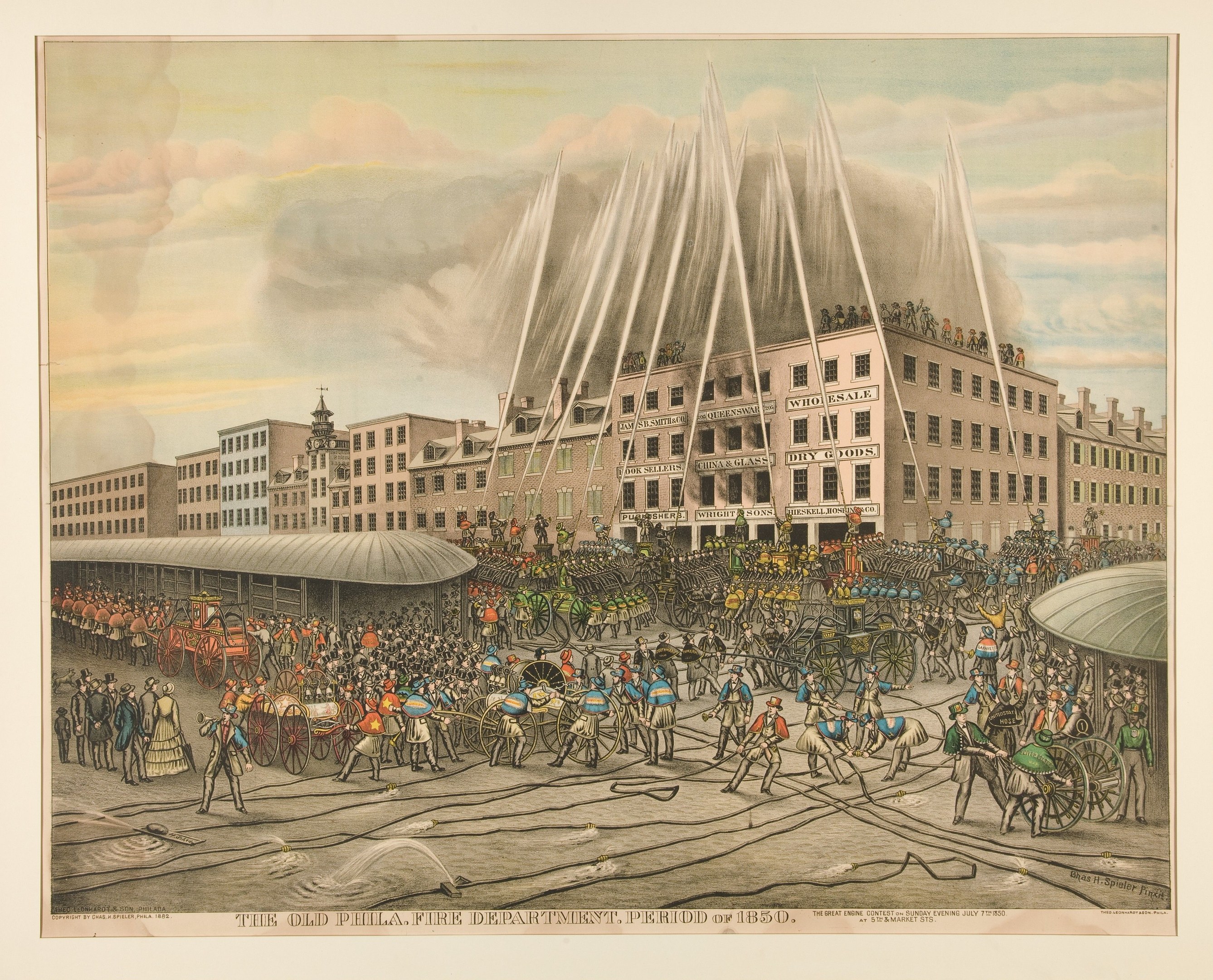 Schwarzes und weißes Foto einer Feuerwache in Philadelphia im Jahr 1855 mit Menschen, Pferden, Wagen, einem Hydranten, Gebäuden und Wolken, einschließlich Text am unteren Rand.