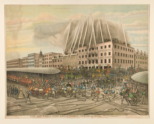 Schwarzes und weißes Foto einer Feuerwache in Philadelphia im Jahr 1855 mit Menschen, Pferden, Wagen, einem Hydranten, Gebäuden und Wolken, einschließlich Text am unteren Rand.