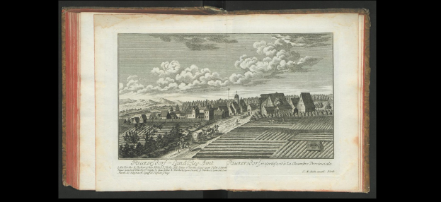 Offenes Buch mit der Aufschrift "Landschaft des Rhein-Westerwalds" (1805), das eine Illustration eines Dorfes mit Häusern, Bäumen, Hügeln und Wolken zeigt.