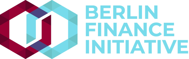 Logo der Berlin Finance Initiative mit einem blauen Kreis mit weißer Umrandung und einem weißen "B" in der Mitte, auf einem weißen Hintergrund mit der Schrift "Berlin Finance Initiative" in fetter schwarzer Schrift, umgeben von einem weißen Ring mit einem blau-weißen Karomuster.