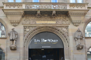 Der Eingang zu Les Boutiques de l'Aubette in Paris, Frankreich, mit Glasfenstern, Skulpturen und einer Namenstafel mit der Aufschrift "Les Boutiques".