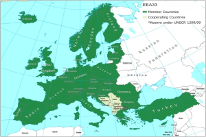 Eine detaillierte Karte von Europa, die die Mitgliedstaaten der Europäischen Union hervorhebt, mit wichtigen Städten, Flüssen und geografischen Merkmalen, begleitet von Text, der Länderinformationen und Grenzangaben enthält.
