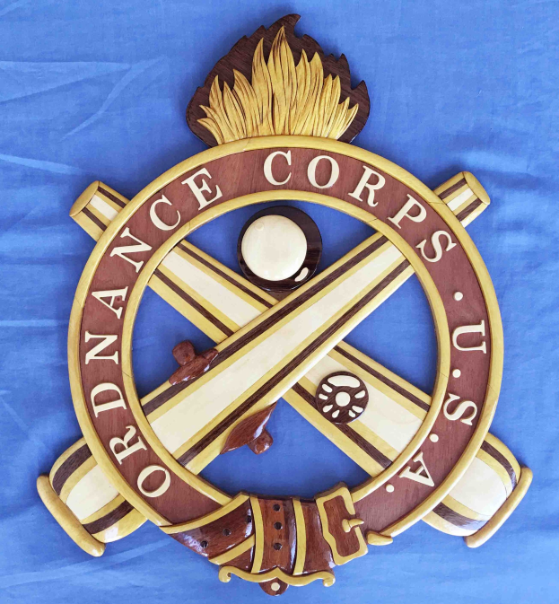 Holzschild mit "Ordnance Corps" in schwarzer Schrift, auf blauem Tuch montiert, mit einem weißen Stern auf marineblauem Hintergrund mit goldener Umrandung und detaillierter Gravur.