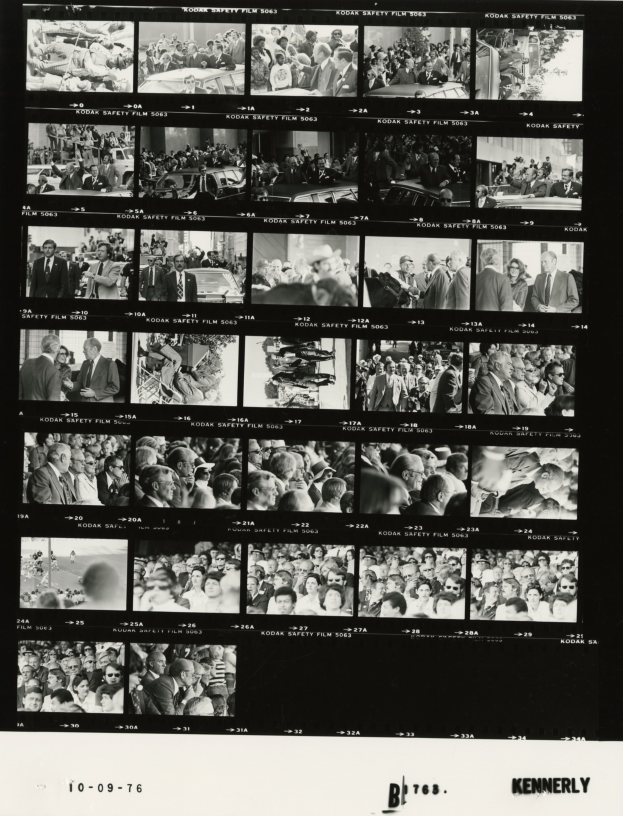 Schwarzes und weißes Foto einer vielseitigen Gruppe von Menschen, die um einen Fernseher versammelt sind und in die Kamera schauen, mit Text am unteren Rand.