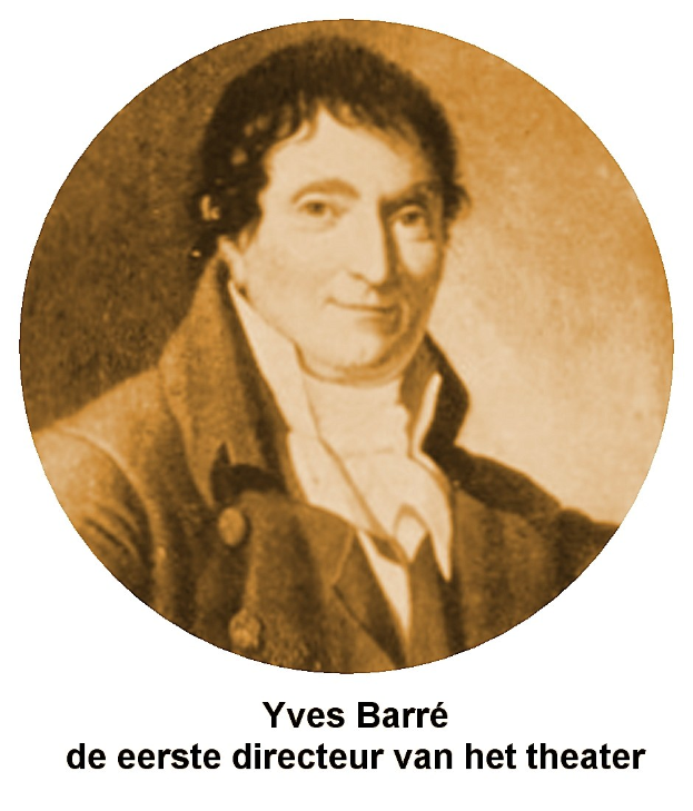 Portrait von Yves Barre, dem Theaterdirektor, in einem schwarzen Anzug und weißem Hemd mit einem ernsten Gesichtsausdruck, zurückgekämmtem Haar und direktem Blick in die Kamera; fetter Text erscheint unten.