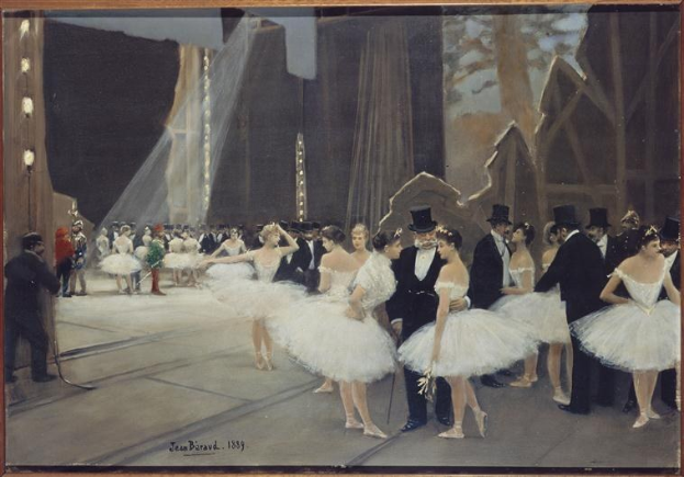 Ein Bild mit dem Titel "Tanz an der Oper" von Jean Beraud aus dem Jahr 1889, das eine Gruppe von Tänzern in weißen Tutus und Hüten auf einer Bühne zeigt, die von Lichtern beleuchtet wird und von einem Photo Rahmen umgeben ist.