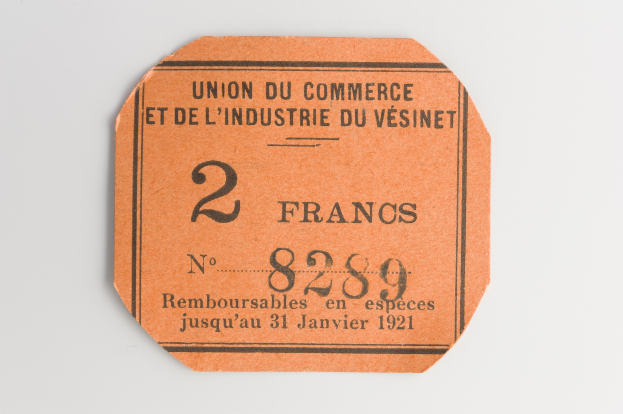 Orangefarbenes Ticket mit 'Union du Commerce et de l'Industrie du Vésinet' darauf, vor weißem Hintergrund.