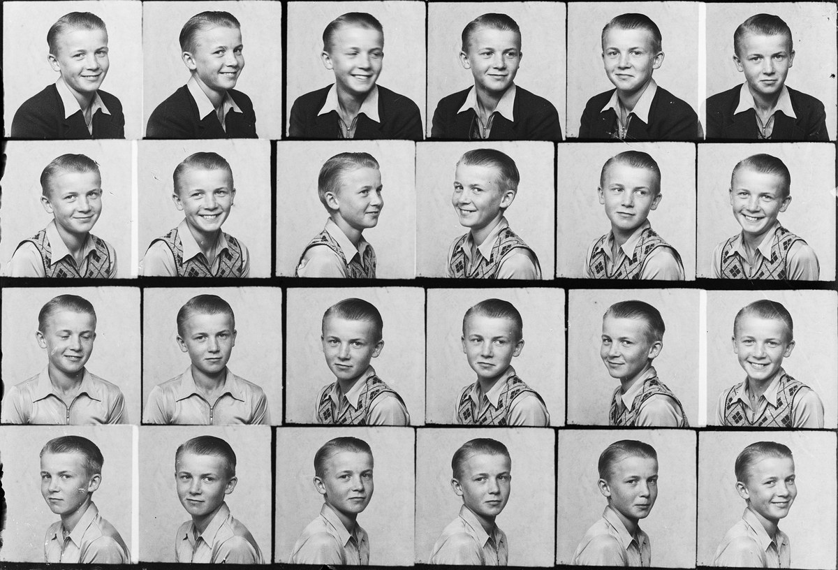 Ein Schwarz-Weiß-Foto eines strahlenden jungen Jungen mit ordentlich gekämmtem Haar und leuchtenden Augen.