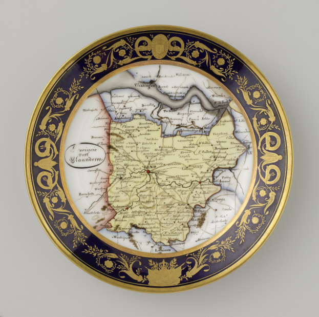 Ein dekorativer Teller mit einer Karte von Polen, verziert mit detailreichen Designs, vor einem weißen Hintergrund.