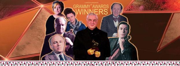 Gruppe von Menschen auf einer Bühne, die einen Preis halten und mit Lächeln und erhobenen Armen feiern, mit sichtbarem Text "Grammy Awards Winners".