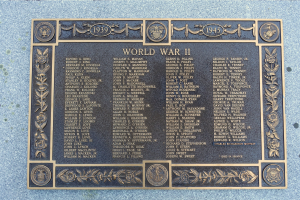 Ein Steintafel an einem Gebäude mit der Inschrift "Zweiter Weltkrieg".