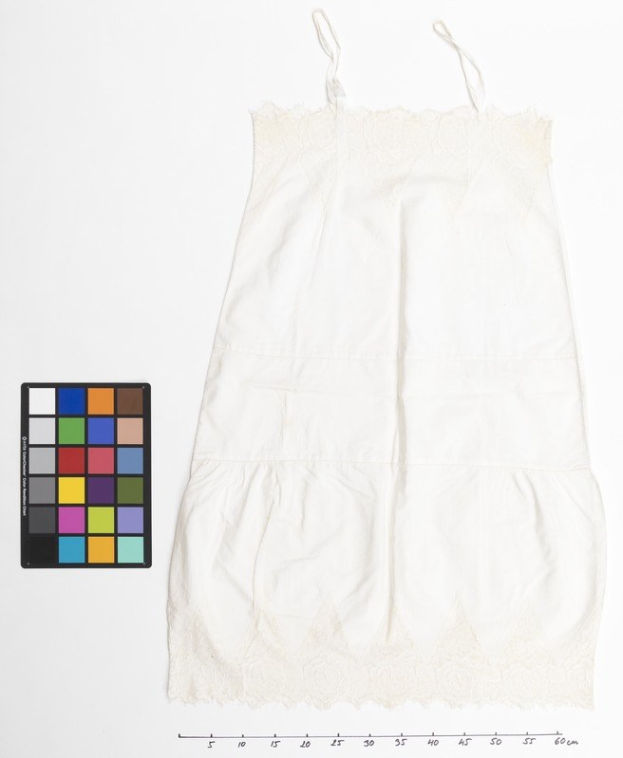 Weißes Slipkleid mit weißer Spitze auf weißem Hintergrund, begleitet von einem Farbpalette auf der linken Seite und Text unten.