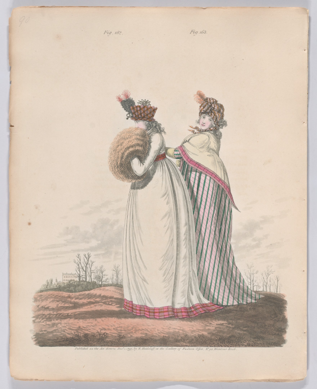 Zwei Frauen in weißen Kleidern und Hüten stehen Seite an Seite im Freien, mit Bäumen und einem Gebäude im Hintergrund, begleitet von Text, der unten 'Fashion for the Dresses of the College of Fashion, 1853' lautet.
